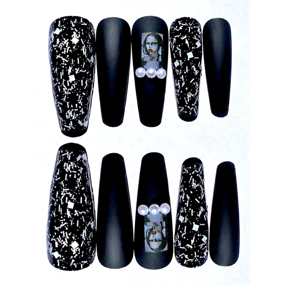 Press on nails🖤